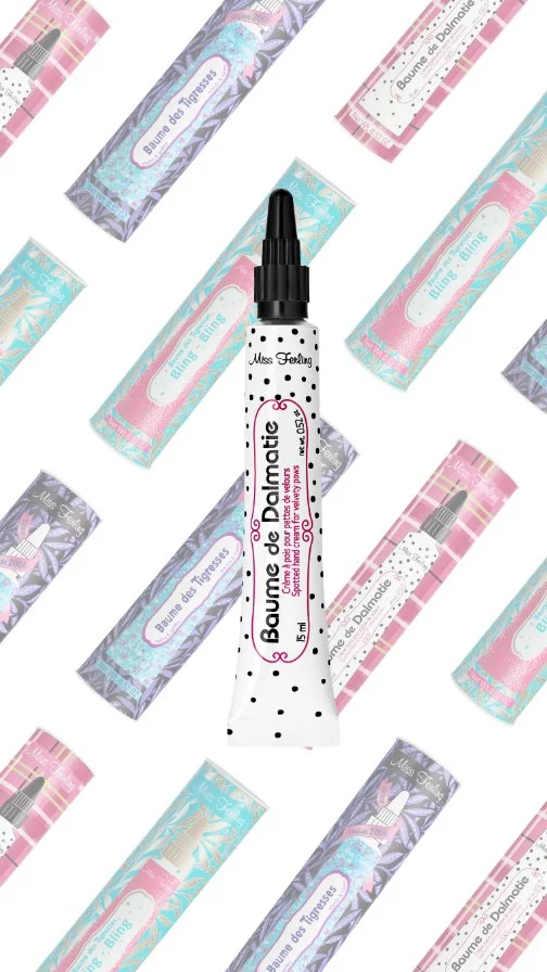 Plongez dans une expérience sensorielle unique avec le Baume de Dalmatie ! 

 Laissez-vous séduire par sa texture veloutée et son parfum subtil qui transforme l'application en un véritable moment de plaisir. Vos mains sont instantanément plus douces, nourries et délicatement parfumées. Un coup de cœur assuré ! ❤️

 #BeautéDesMains #ParfumEnvoûtant #TextureVeloutée