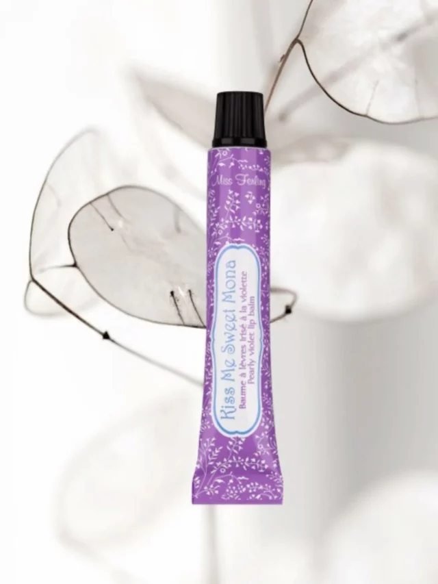 Kiss Me Sweet Mona , un baume sublimateur pour les lèvres ternes et abîmées !

Le produit qui se glisse dans n'importe quelle taille de sac... Il est légèrement irisé pour un effet wahou c'est tout en réparant les lèvres sèches et déshydratées. 

On l'adopte au quotidien comme en soirée !

#baumelevre #maquillagesoin